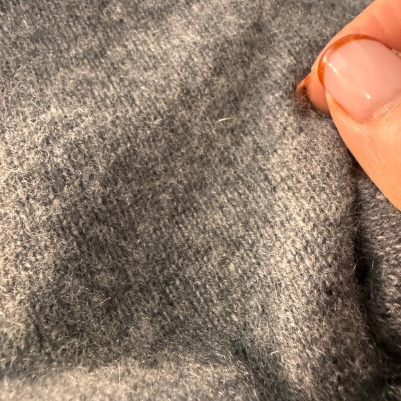 41 Hawthorn Gray 100% Cashmere V-Neck Women's Sweater - Picture 8 of 8